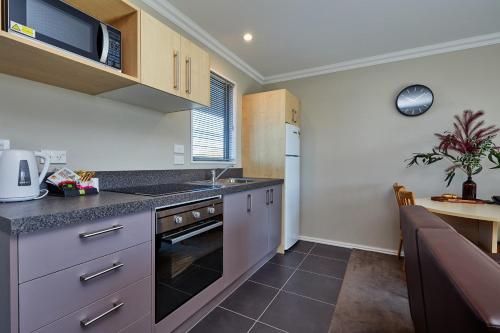 廚房, 蒙德羅汽車旅館 (Mondello Motels) in 凱庫拉