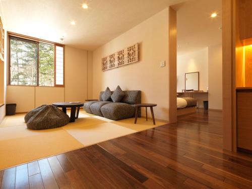 ニセコ昆布温泉 鶴雅別荘 杢の抄Room with Tatami Area with Shower Booth - Non-Smoking