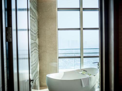 Bathroom, InterContinental Jakarta Pondok Indah By IHG in Pondok Indah