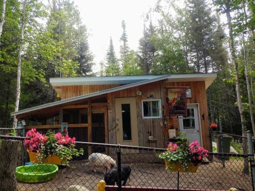 A szálláshely kívülről, Hebergement Cerfs-Tifie fermette in Lac-Goth (QC)
