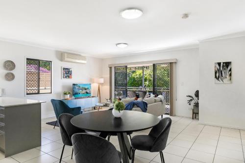 Family-Size Duplex in Quiet Neighbourhood