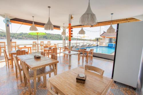 ห้องอาหาร, รูมะฮ์ มาร์ตา เจอนิงัน ไอส์แลนด์ (Rumah Marta Ceningan Island) in นูซา เจนิงัน