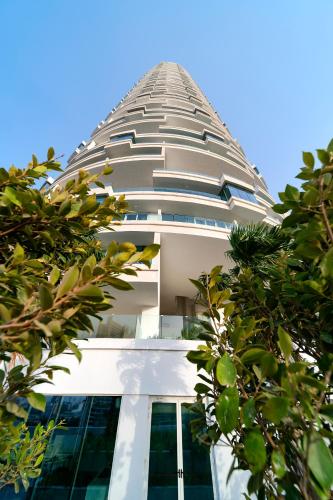 Фасада на хотела, Five Jumeirah Village in Дубайленд