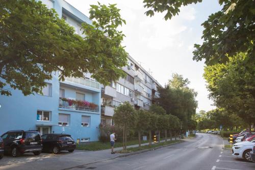 Spacious 2BDR Apartment with Beautiful Terrace - image 3