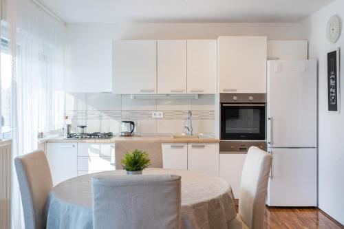 Spacious 2BDR Apartment with Beautiful Terrace - image 5