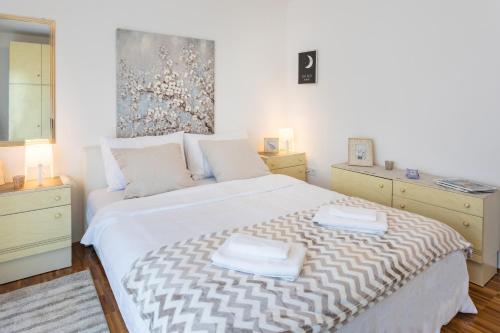 Spacious 2BDR Apartment with Beautiful Terrace - image 14