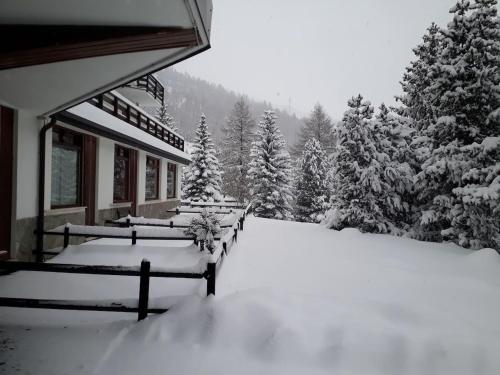  Appartamento Pragelato centro con giardino privato, Pension in Pragelato bei Usseaux