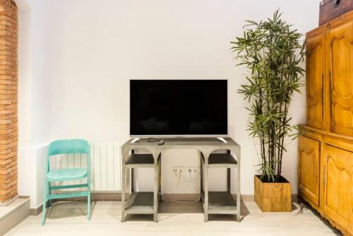 Explore a Walkable Neighborhood around a Comfy Apartment - image 11