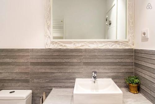 Explore a Walkable Neighborhood around a Comfy Apartment - image 3