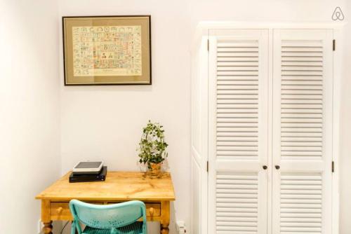 Explore a Walkable Neighborhood around a Comfy Apartment - image 10