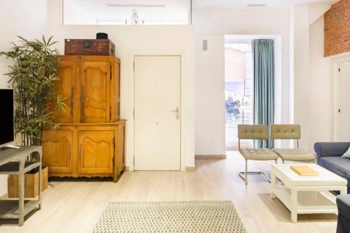 Explore a Walkable Neighborhood around a Comfy Apartment - image 2