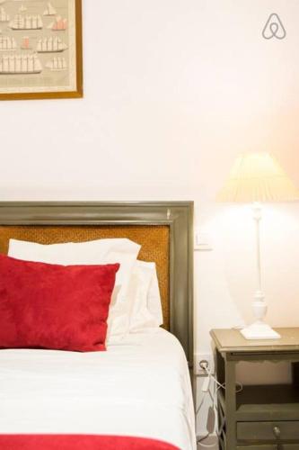 Explore a Walkable Neighborhood around a Comfy Apartment - image 4