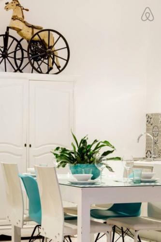 Explore a Walkable Neighborhood around a Comfy Apartment - image 8