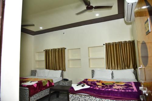Hotel R D Palace – Varanasi, VA