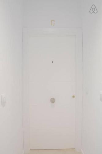 Charming studio in Cuatro Caminos area - image 7