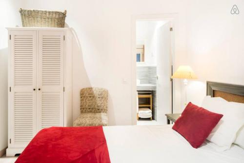 Explore a Walkable Neighborhood around a Comfy Apartment - image 13