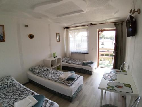 3 twin beds