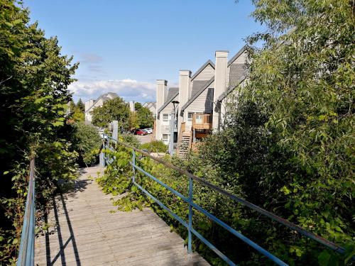 Vedere exterior, Slopeside Blue Mountain Condo - Wifi, Linens/Towels, Ski In/Out in The Blue Mountains (ON)