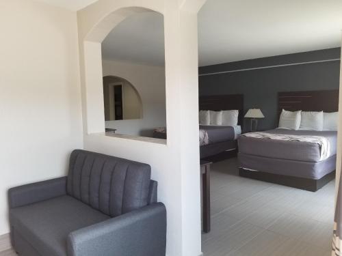Regency Inn & Suites - image 6