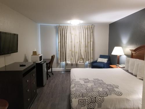Regency Inn & Suites - image 5