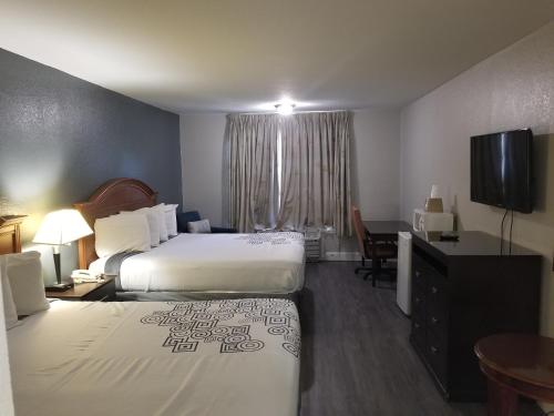 Regency Inn & Suites - image 6