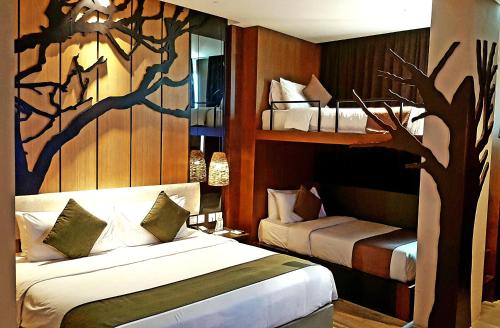 1 king bed, 2 bunk beds