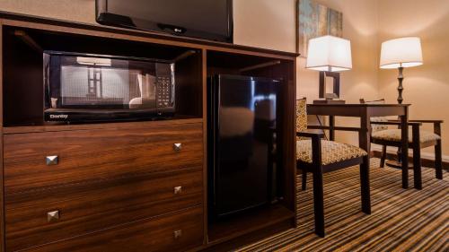 Queen Room with Two Queen Beds and Bath Tub - Mobility Access/Non-Smoking