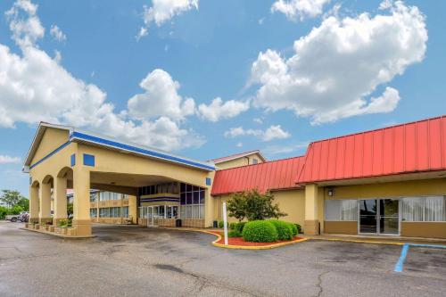 Econo Lodge Inn & Suites Triadelphia - Wheeling - Hotel - Triadelphia