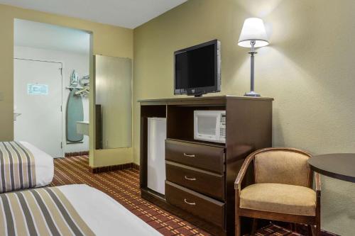 Econo Lodge Inn & Suites Triadelphia - Wheeling