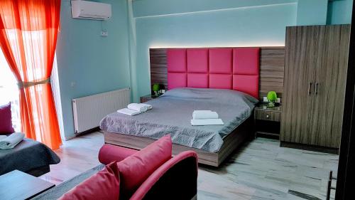 1 king bed, 2 sofa beds