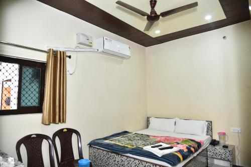 Hotel R D Palace – Varanasi, VA