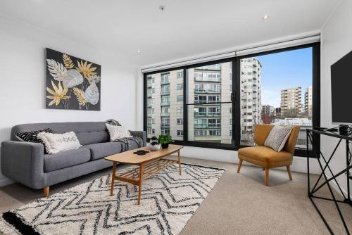 Beautifully Modern Brand New Central Apartment