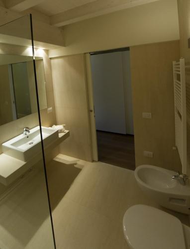 Bathroom, La Casa Del Porto in Lovere