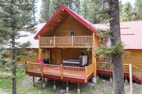 Lodgepole Lookout by KABINO Hot Tub Garage Foosball Fire Pit Theater Room U-Shaped Driveway in Island Park, USA