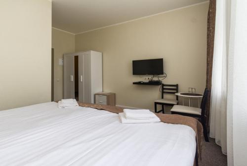 Spare Hotel and Bowling - image 2