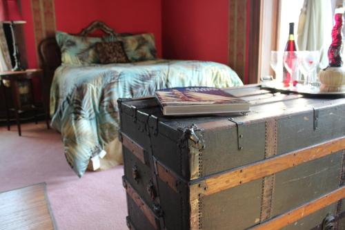 1 queen bed, 1 double bed
