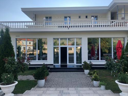 . ZISI Hotel & Restaurant