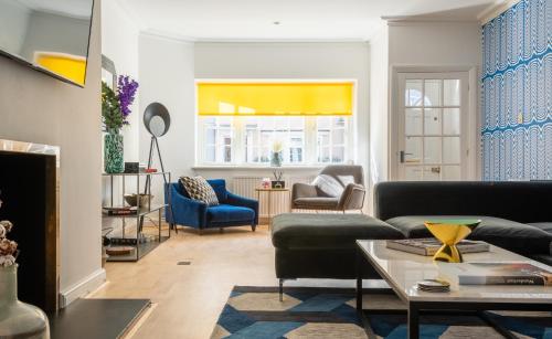 The South Kensington Place - Modern & Bright 4bdr Townhouse, Brompton, London