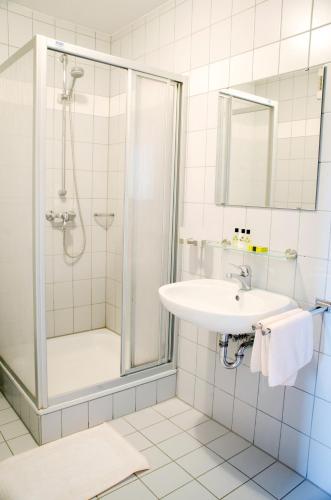Bathroom, Wallfahrts-Gaststatte Heilbrunnl in Roding