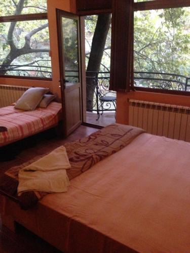 1 king bed, 1 twin bed