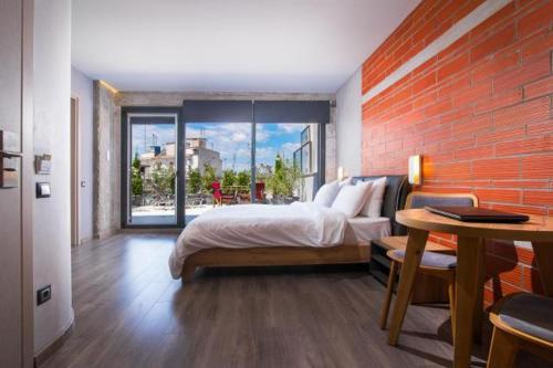 Urban Donkey Stop at Urban Donkey to discover the wonders of Thessaloniki. The property offers a high standard of service and amenities to suit the individual needs of all travelers. Service-minded staff will welc