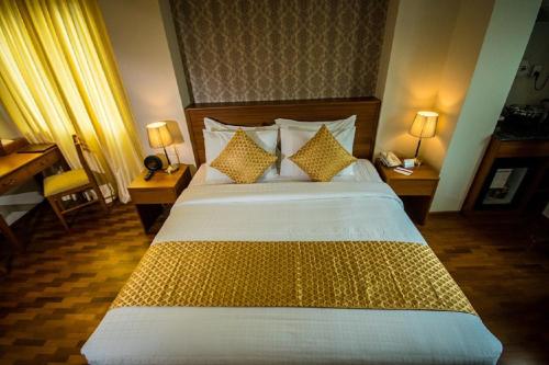 Deluxe Corner Room image 1