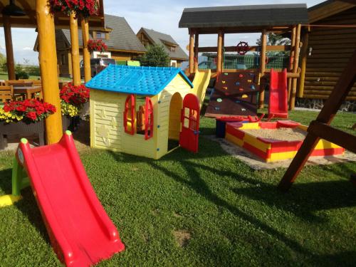 Chaty Rybarska Osada in Liptovska Sielnica