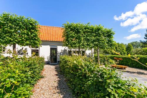  Holiday home Dijkstelweg 30 - Ouddorp with terrace and very big garden, near the beach and dunes - not for companies, Pension in Ouddorp