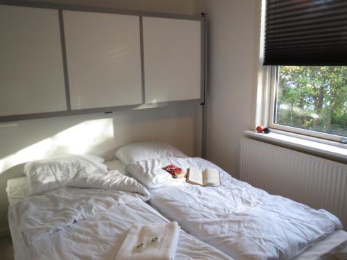 2 twin beds, 2 bunk beds