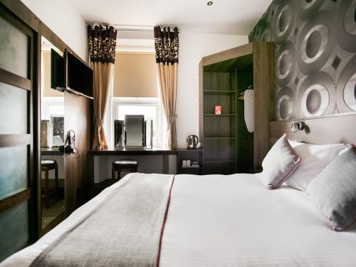 Corner Hotel Room Type - Double Room with Private Bathroom