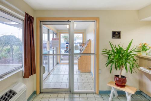 Entrance, Days Inn by Wyndham New Philadelphia in New Philadelphia (OH)