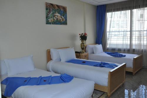 3 twin beds