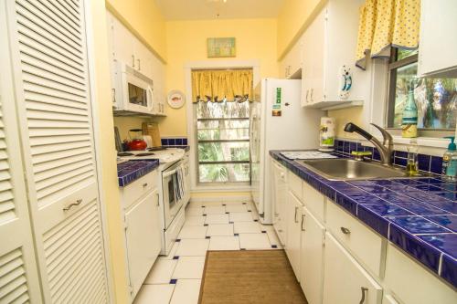 Castaway Cottage ( Sanibel Shores on Cardium Street) - image 2