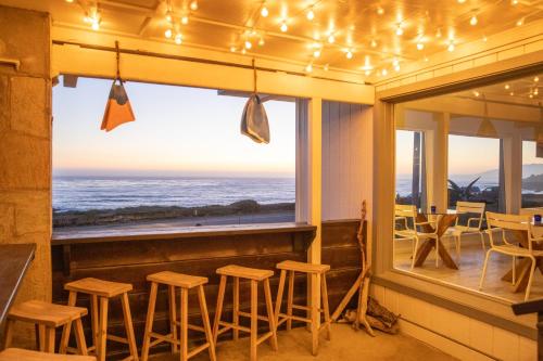 ผับ/เลาจน์, Cambria Beach Lodge in แคมเบรีย (CA)